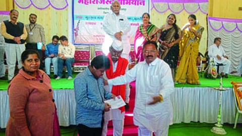 दर्यापूर : युवकास निराधार योजनेचे पत्र देताना आमदार बळवंत वानखडे.