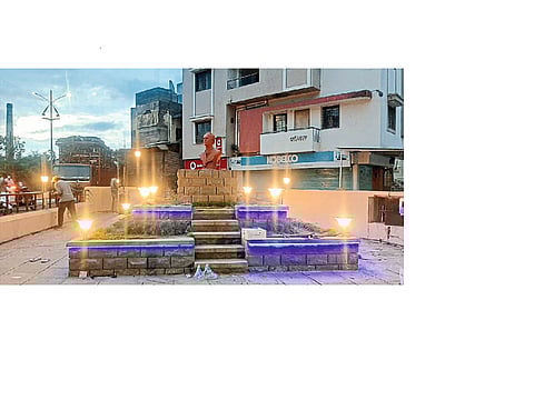 And in Kolhapur, the monument of Anna Bhau Sathe was lit.