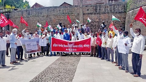 Left organizations  activists of coordination committees Bindu Chowk Kolhapur protest of against in agriculture bil