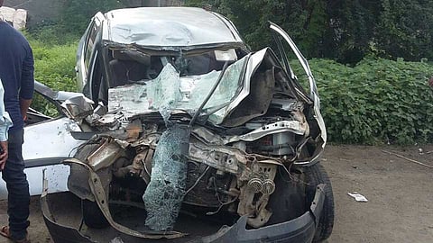 accident on Solapur-Dhule highway 2 dead