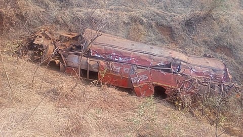 काळा कडा ठरला असता कर्दनकाळ; ५०० फूट दरीत सावंतवाडीची बस काेसळली