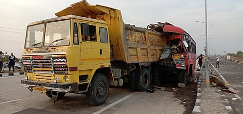Four people died in the accident of tipper and ST