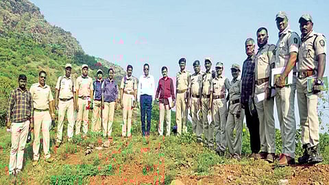 'चलो आज आदमी से फरिश्ते बन जाये, एक पक्षी की जान बचाएं'; 'पक्षी वाचवा'चा 15 गावांत संदेश