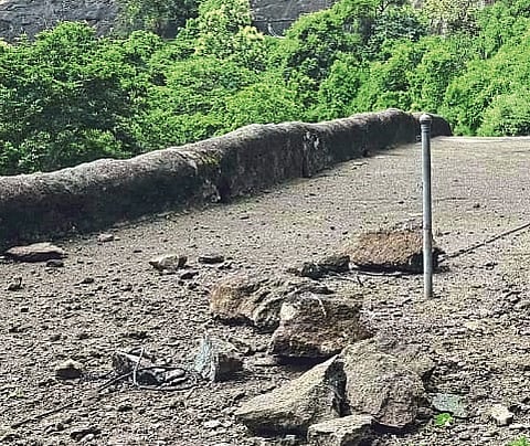 अजिंठा लेणी दरड काेसळली