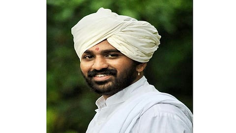 मंत्र्यांनीसुद्धा घरुनच विठूरायाची पूजा करावी; अक्षयमहाराजांचा उपमुख्यमंत्र्यांना इशारा