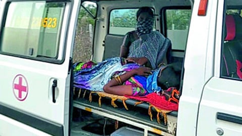 सिरोंचा : येथील तेलंगणा राज्याच्या सीमेवर अडवलेली गरोदर महिलेची रुग्णवाहिका.