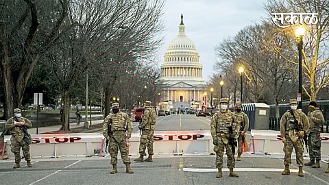 वॉशिंग्टन : शपथविधीच्या पार्श्वभूमीवर कॅपिटॉलसमोर कडक बंदोबस्त ठेवण्यात आला आहे.