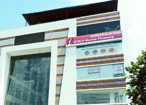 अमरावती : याच मॉलच्या पाचव्या माळ्यावरून युवतीने उडी घेऊन आत्महत्या केली.