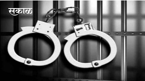 तलाठी, कोतवालला शेतावरील बोजा कमी करण्यासाठी दोनशे रुपयांची लाच भोवली