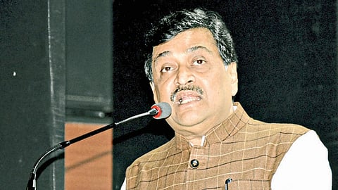 वाहतूक सुलभीकरणासाठी धोरणात्मक निर्णय घेणार - अशोक चव्हाण