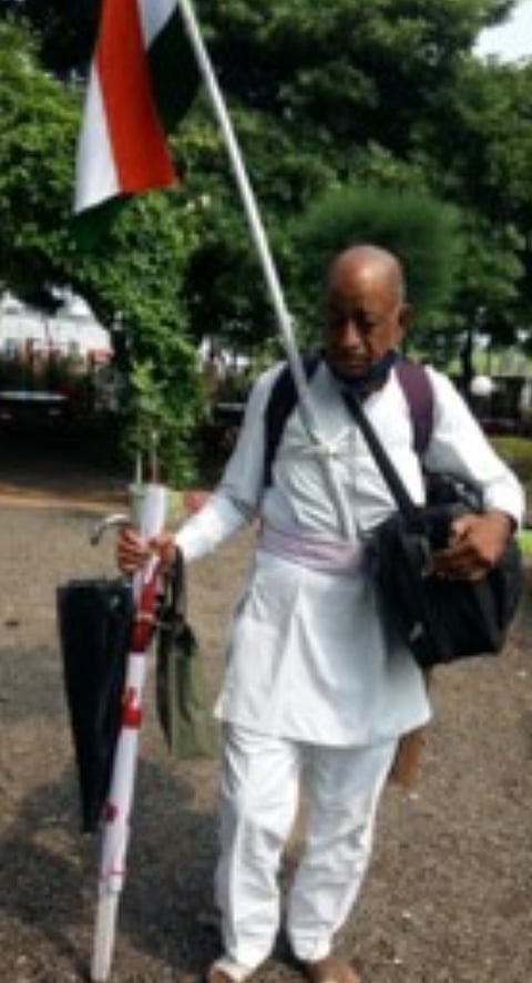 जळगावचे ६३ वर्षीय अशोकराव अठराशे किलोमीटर अनवाणी पायी निघाले मोदींच्या भेटीला !