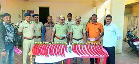 धुळ्यात २५ तलवारी, चॉपर जप्त; मालेगाव कनेक्शन