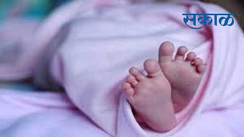 mother ran away by wrapping baby in white paper in nagpur