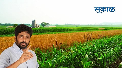 Akola News Maize growers sit in front of Guardian Minister Bachchu Kadus car!