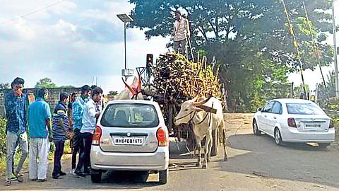 रेल्वे फाटकाजवळचा उतार वाहनधारकांसाठी ठरतोय जीवघेणा; नागरिकांसाठी धोक्याची घंटा