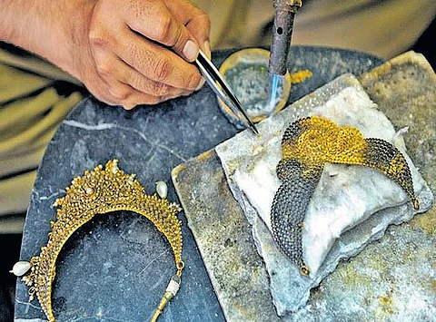 bangali worker gold
