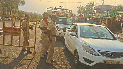 वाहनांची तपासणी करताना पोलिस कर्मचारी.