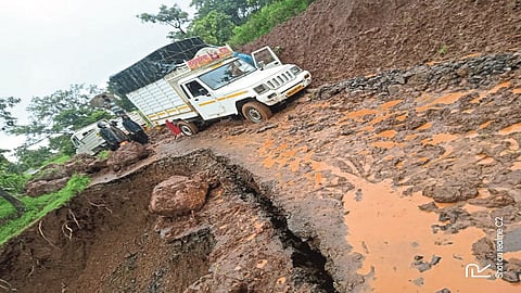 रस्ता खचला... ग्रामस्थ हतबल; औषधोपचारासाठी साताऱ्यात जाता येईना