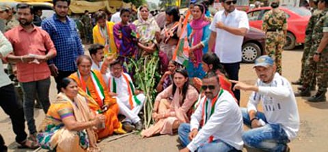 गडचिरोली : आंदोलन करताना युवक कॉंग्रेसच्या प्रदेश चिटणीस शिवाणी वडेट्टीवार, कॉंग्रेस जिल्हाध्यक्ष भावना वानखेडे, जिल्हा कार्याध्यक्ष अतुल मल्लेलवार, जिल्हा महासचिव कुणाल पेंदोरकर व इतर मान्यवर.