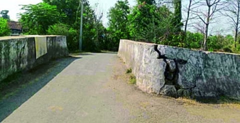 पांढरी : तुटलेल्या अवस्थेतील पुलाच्या भिंती.