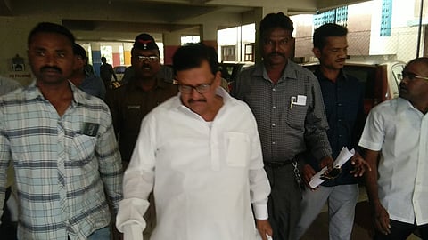 akola father shoot the child