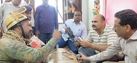 औरंगाबाद : भूलचे इंजेक्शन तयार करताना वन विभागातील कर्मचारी.