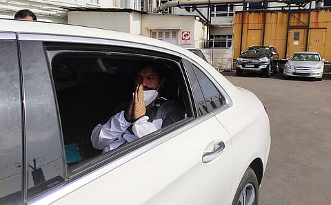 मुंबईच्या ब्रीच कँडी रुग्णालयातून बाहेर पडल्यानंतर धनंजय मुंडे.