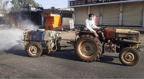 अंबाजोगाईत कोरोनाच्या पार्श्वभूमीवर शहरातील विविध भागांत स्वयंचलित ट्रॅक्टरद्वारे जंतुनाशक औषधीची फवारणी करून असे निर्जंतुकीकरण करण्यात येत आहे.