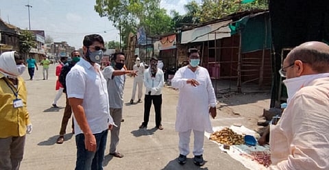 बीड येथे सूचना करताना नगराध्यक्ष डॉ. भारतभूषण क्षीरसागर