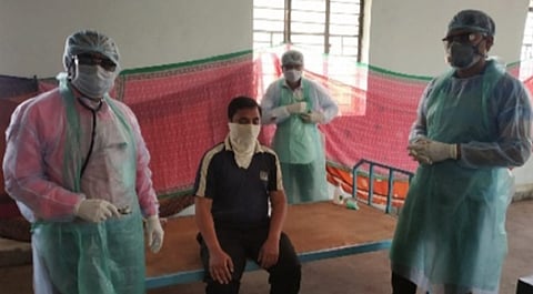 परळी - वृंदावन येथे अडकलेले भाविक परतल्यानंतर त्यांची आरोग्य तपासणी करताना उपजिल्हा रुग्णालयातील डॉक्टर.