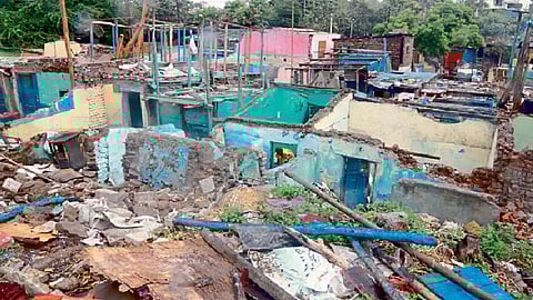 पस्तीस वर्षांनंतर गांधीनगर रिकामे