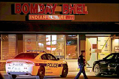 मिसिसौंगा (कॅनडा) ः शहरातील "बॉम्बे भेळ' या भारतीय रेस्टॉरंटमध्ये गुरुवारी रात्री बॉंबस्फोट होऊन 15 नागरिक जखमी झाले.