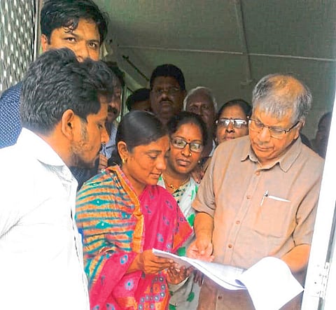 ऍड. प्रकाश आंबेडकर यांना निवेदन देताना समतादूत.