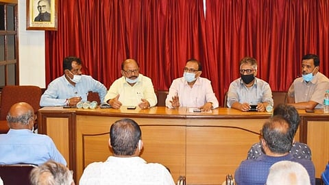 meeting of the chamber of commerce monday shop open decision kolhapur marathi news