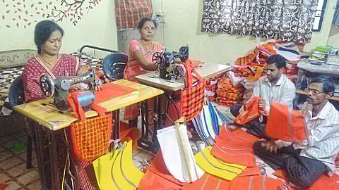 कापडी पिशव्या निर्मितीतून पाचशे महिलांना रोजगार