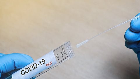 कोरोना नसतानाही रिपोर्ट दिला पॉझिटिव्ह, वकील मॅडमने खासगी लॅबवर ठोकला 'इतक्या' लाखांचा दावा...