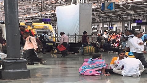 आसन नसल्याने सीएसएमटी स्थानकात प्रवाशांना खाली बसून लोकलची वाट पाहावी लागत आहे