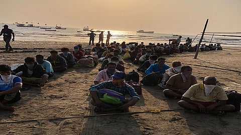 डहाणू बंदरावर दाखल झालेले खलाशी