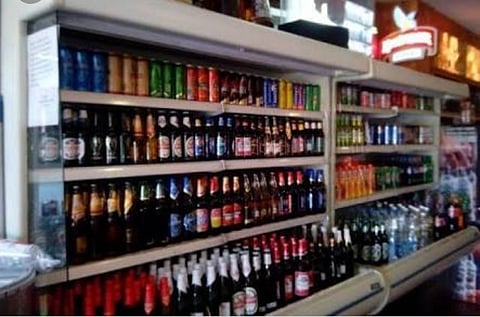 Theft occurs in liquor stores in nipani