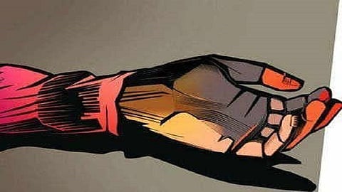 महामार्गावरील बस थांब्यावर लटकलेला मृतदेह