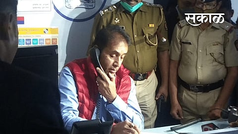 तक्रारीकरिता पोलिस नियंत्रण कक्षात केलेला कॉल थेट दस्तूरखुद्द गृहमंत्री उचलतात अन्...