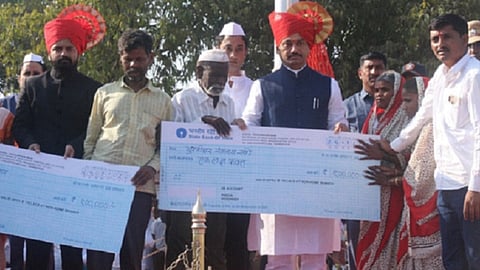 बीड : अंध कुटुंबीयांना प्रत्येकी एक लाखाच्या धनादेशाचे वितरण करताना धनंजय मुंडे.