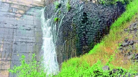 the dam of lanja ratnagiri pehle leak but the officer said its not dangerous in ratnagiri