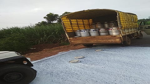 milk agitation by Swabhimani Shetkari Sanghatana took a violent turn on the border of Sangli district of Kolhapur