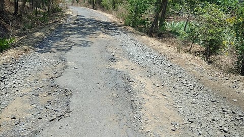 Pits On Dugunwadi-Batkanangale Road Kolhapur Marathi News