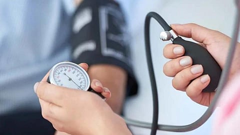 उच्च रक्तदाब टाळण्यासाठी आजच जीवनशैलीत हे 5 बदल करा