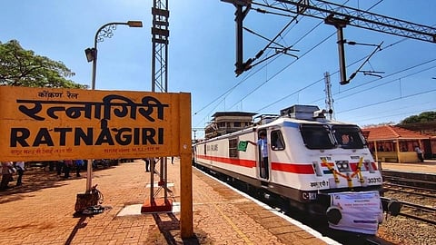 seven coach train left Ratnagiri at 3pm on electricity konkan railway marathi news