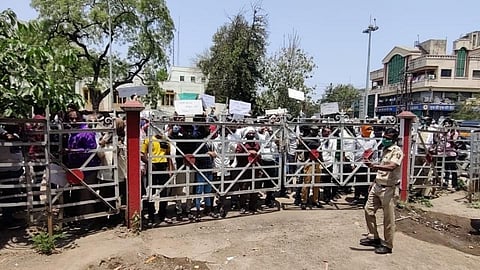 akola news Traders erupt against lockdown!