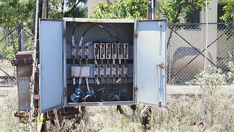 फलटण तालुक्यात विजेचे खांबांची दूरवस्था, उघडे फ्यूजमुळे धाेकादायक स्थिती