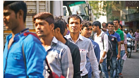 नोकरदारांचा आक्रोश : कामावरून कमी केल्याच्या कामगार कार्यालयाकडे तक्रारी